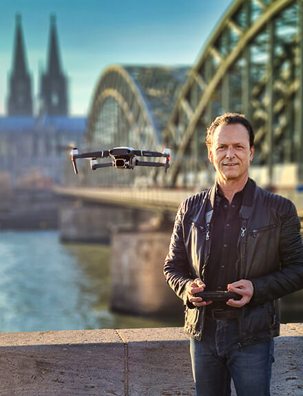 Andreas Dieck mit seiner DJI Mavic 2 Pro vor der Hohenzollernbrücke