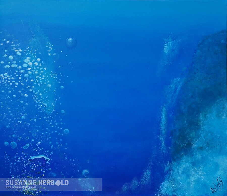 Sängerin June Caravel ist inspiriert durch das Kunstwerk Deep Blue von Susanne Herbold