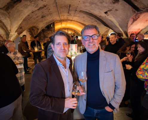 wineBANK Köln, Eröffnungsvernissage von Susanne Herbold im Rahmen der „Dolce Vita & Art“ Ausstellung. Vorne im Bild: Gunnar Oswald und Stephan Jablonski