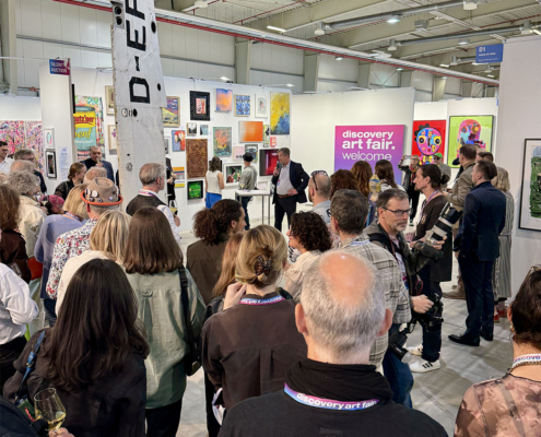 Opening der Discovery Art Fair Köln 2026 im XPOST Köln — gut besuchte Vernissage mit Kunstinteressierten und Sammlern