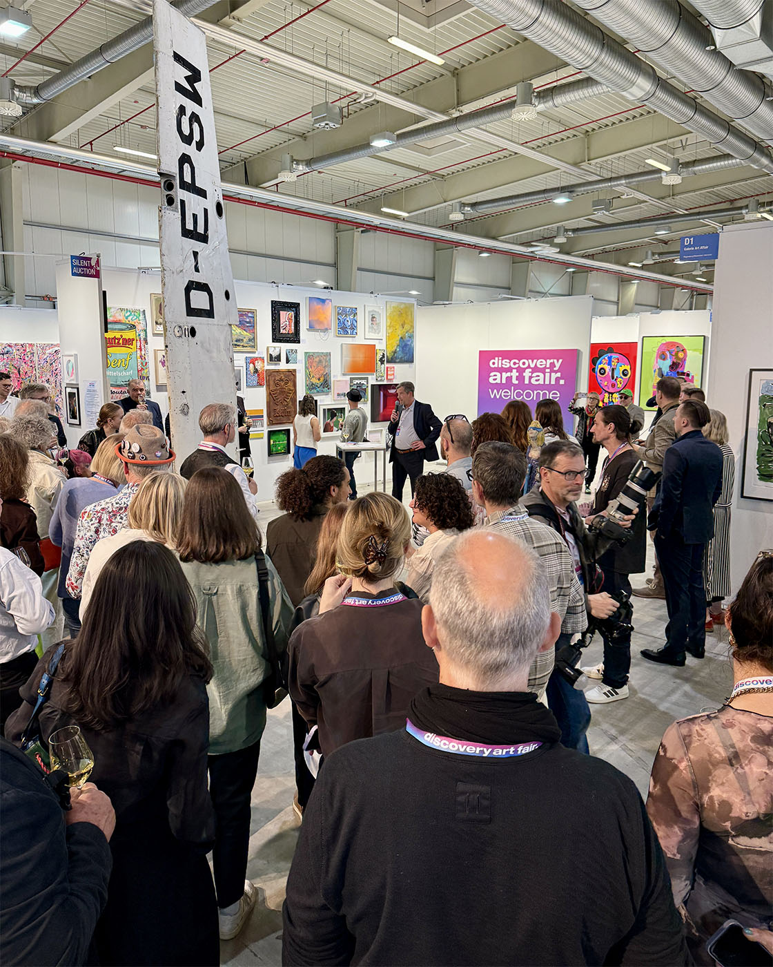 Opening der Discovery Art Fair Köln 2026 im XPOST Köln — gut besuchte Vernissage mit Kunstinteressierten und Sammlern