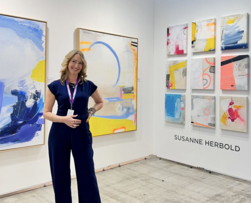 Booth E10 von Susanne Herbold vor dem Opening der Discovery Art Fair Köln 2026 — Champagner kalt gestellt, Werke hängefertig