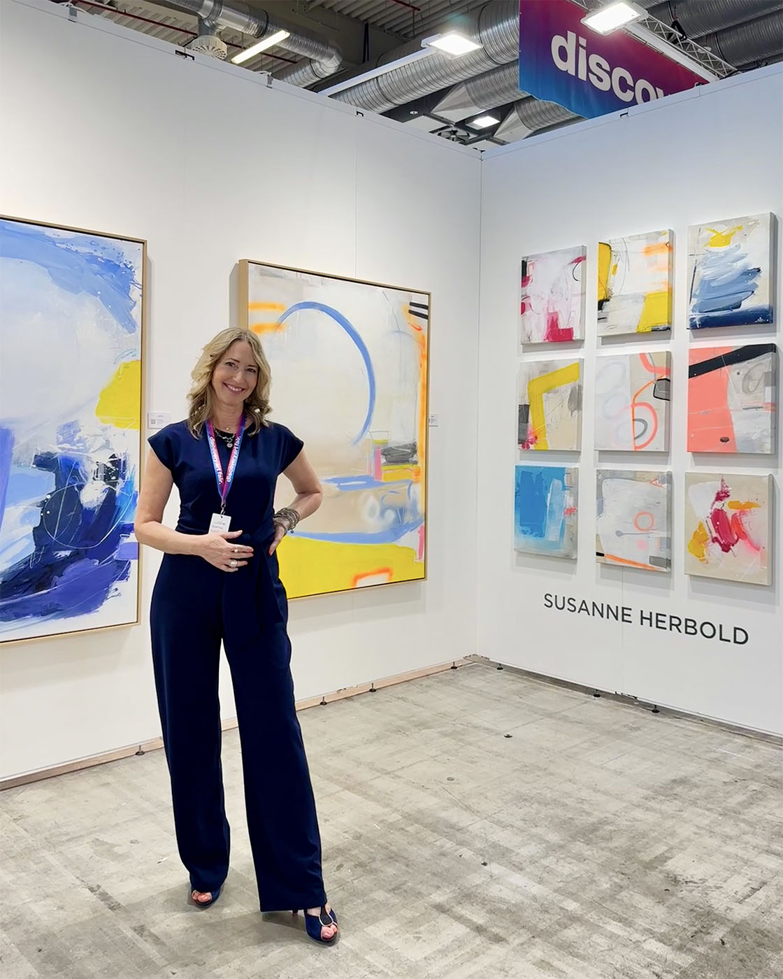 Booth E10 von Susanne Herbold vor dem Opening der Discovery Art Fair Köln 2026 — Champagner kalt gestellt, Werke hängefertig