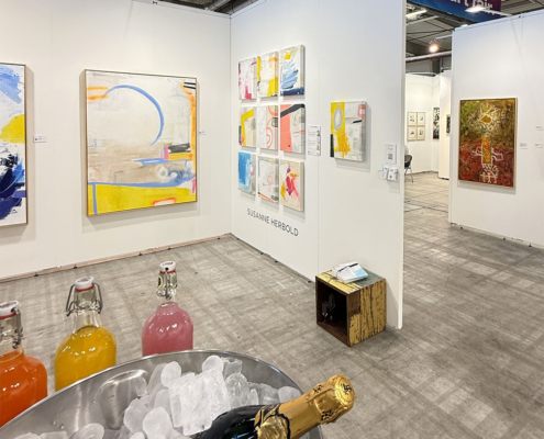 Booth E10 von Susanne Herbold auf der Discovery Art Fair Köln 2026 — Blick auf den Stand mit RAW.-Serie und großformatigen Werken
