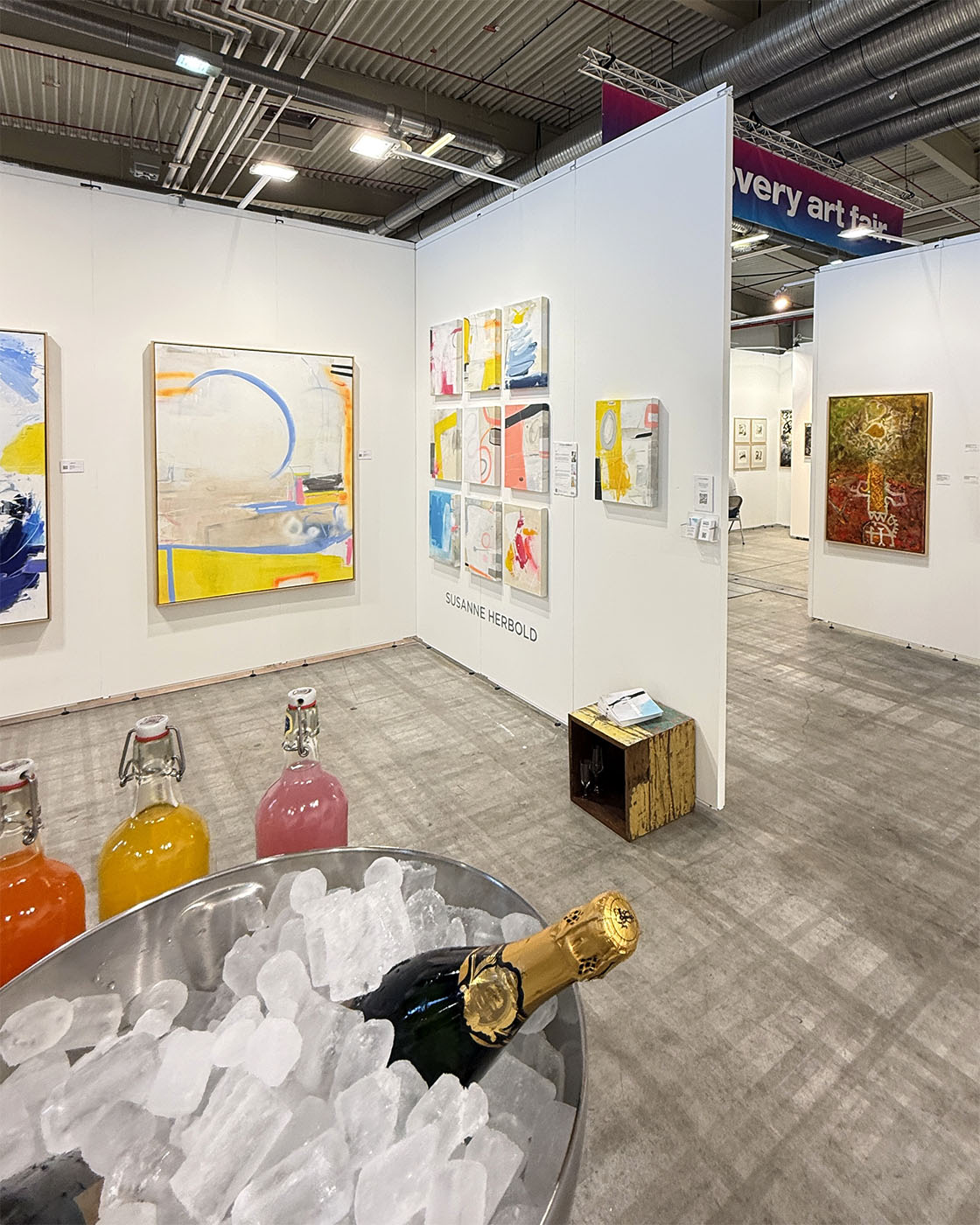 Booth E10 von Susanne Herbold auf der Discovery Art Fair Köln 2026 — Blick auf den Stand mit RAW.-Serie und großformatigen Werken
