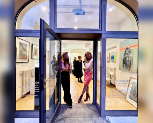 Susanne Herbold und Yvonne Voermanns-Eiserfey begrüßen zu ihrer Vernissage in Berlin