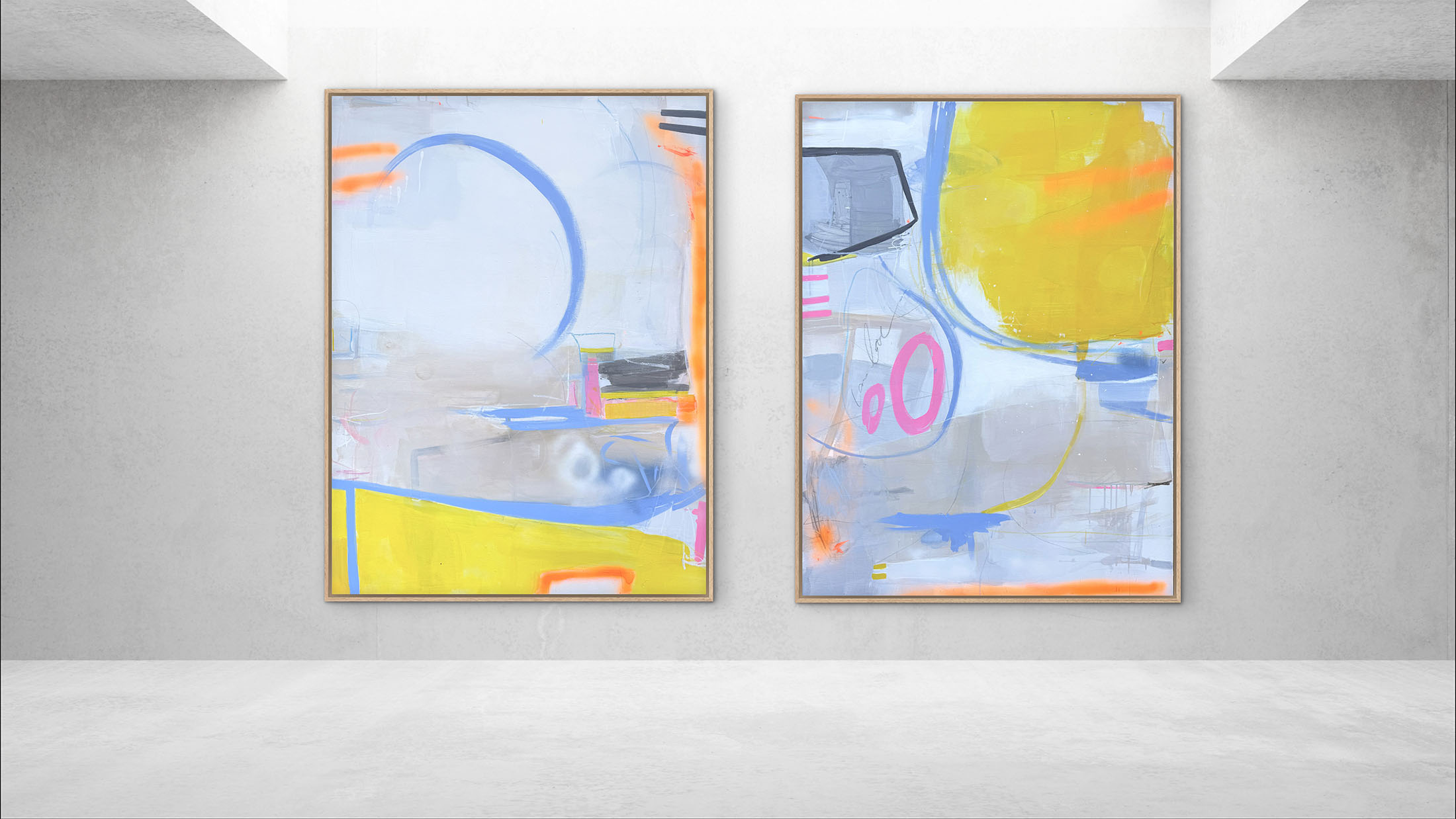 Zwei großformatige abstrakte Gemälde von Susanne Herbold in einer Galerieansicht – zeitgenössische abstrakte Malerei in hellen Blau-, Gelb- und Rosatönen.