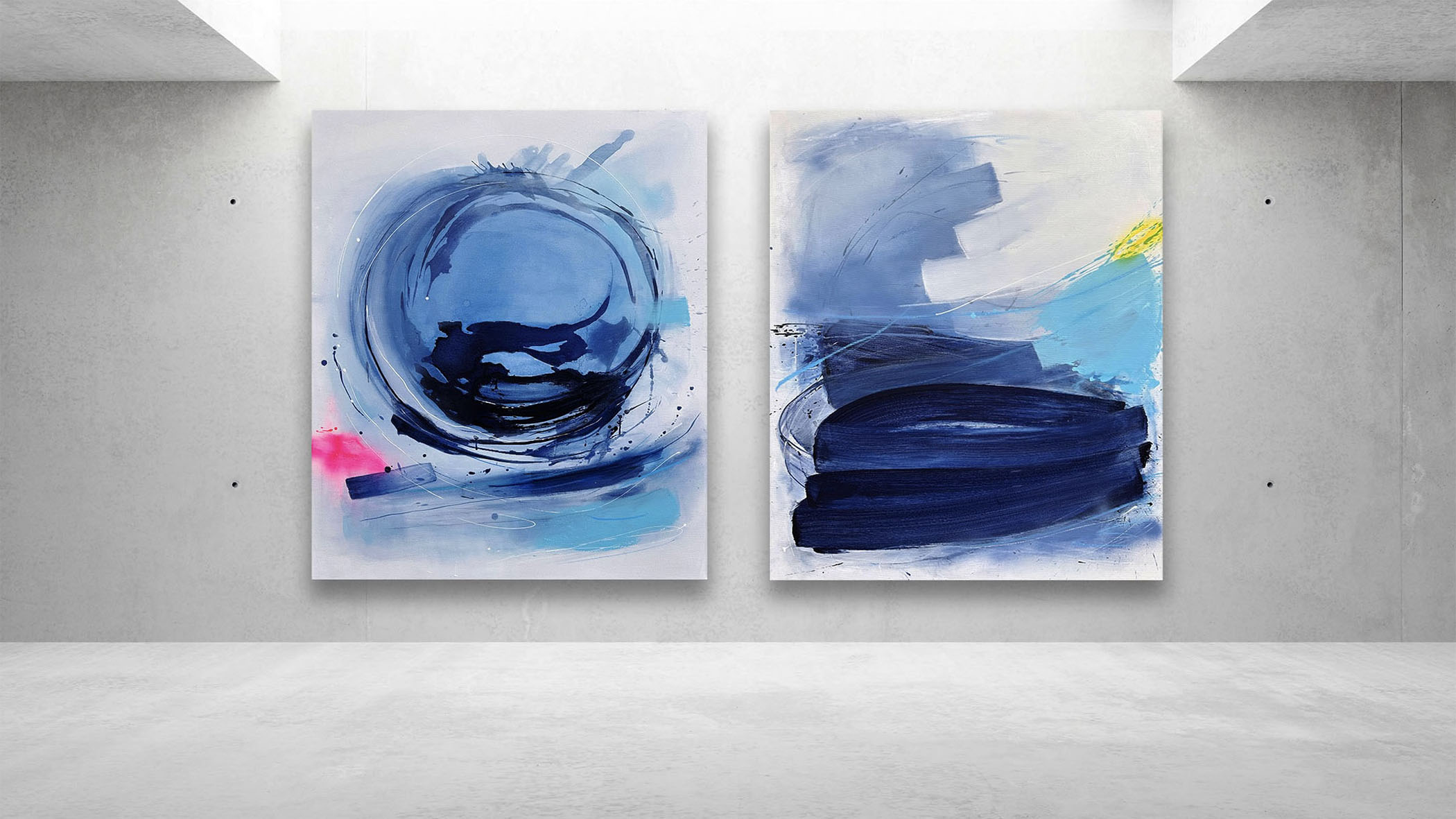 Zwei abstrakte Gemälde von Susanne Herbold in moderner Galeriearchitektur – zeitgenössische abstrakte Malerei zwischen Köln und Mallorca in Blau- und Weißtönen mit gestischen Pinselspuren.