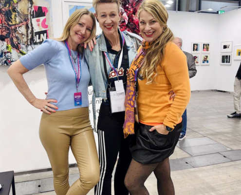 Susanne Herbold mit den Künstlerinnen von ARTgerecht auf der Discovery Art Fair Köln 2026
