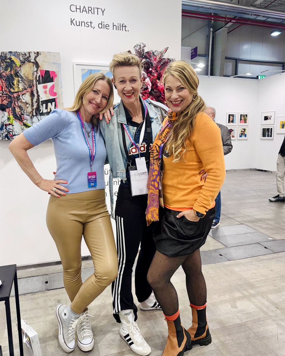 Susanne Herbold mit den Künstlerinnen von ARTgerecht auf der Discovery Art Fair Köln 2026