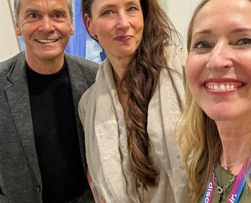 Susanne Herbold mit Christian Häckl und Dr. Simone Becker am Booth E10, Discovery Art Fair Köln 2026
