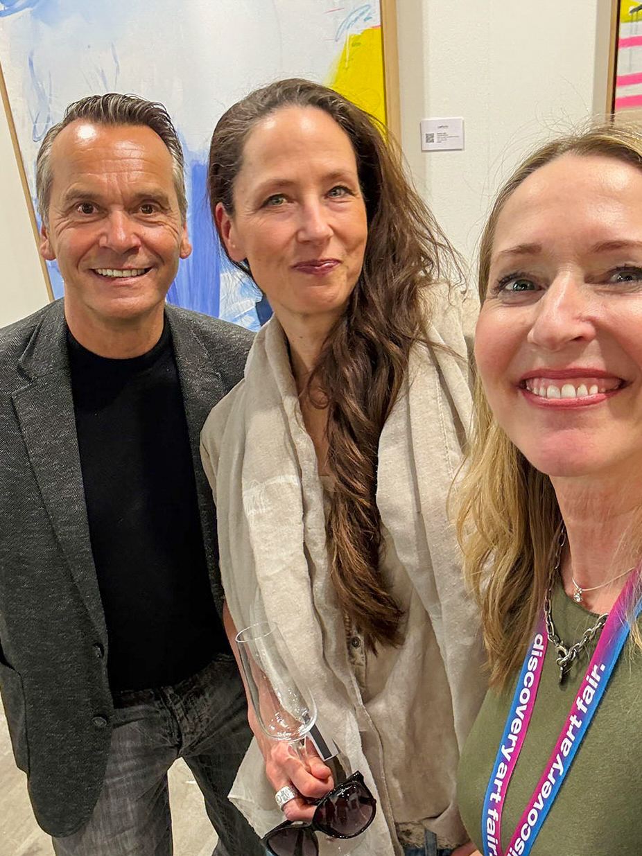Susanne Herbold mit Christian Häckl und Dr. Simone Becker am Booth E10, Discovery Art Fair Köln 2026