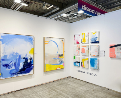 Booth E10 der Künstlergemeinschaft cARTelle auf der Discovery Art Fair Köln 2026 — Werke von Susanne Herbold im XPOST Köln