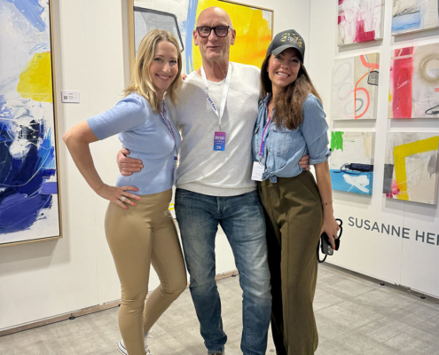 Susanne Herbold und Yvonne Voermans-Eiserfey mit Kai Brückner, Kurator der Discovery Art Fair Köln 2026, am Booth E10