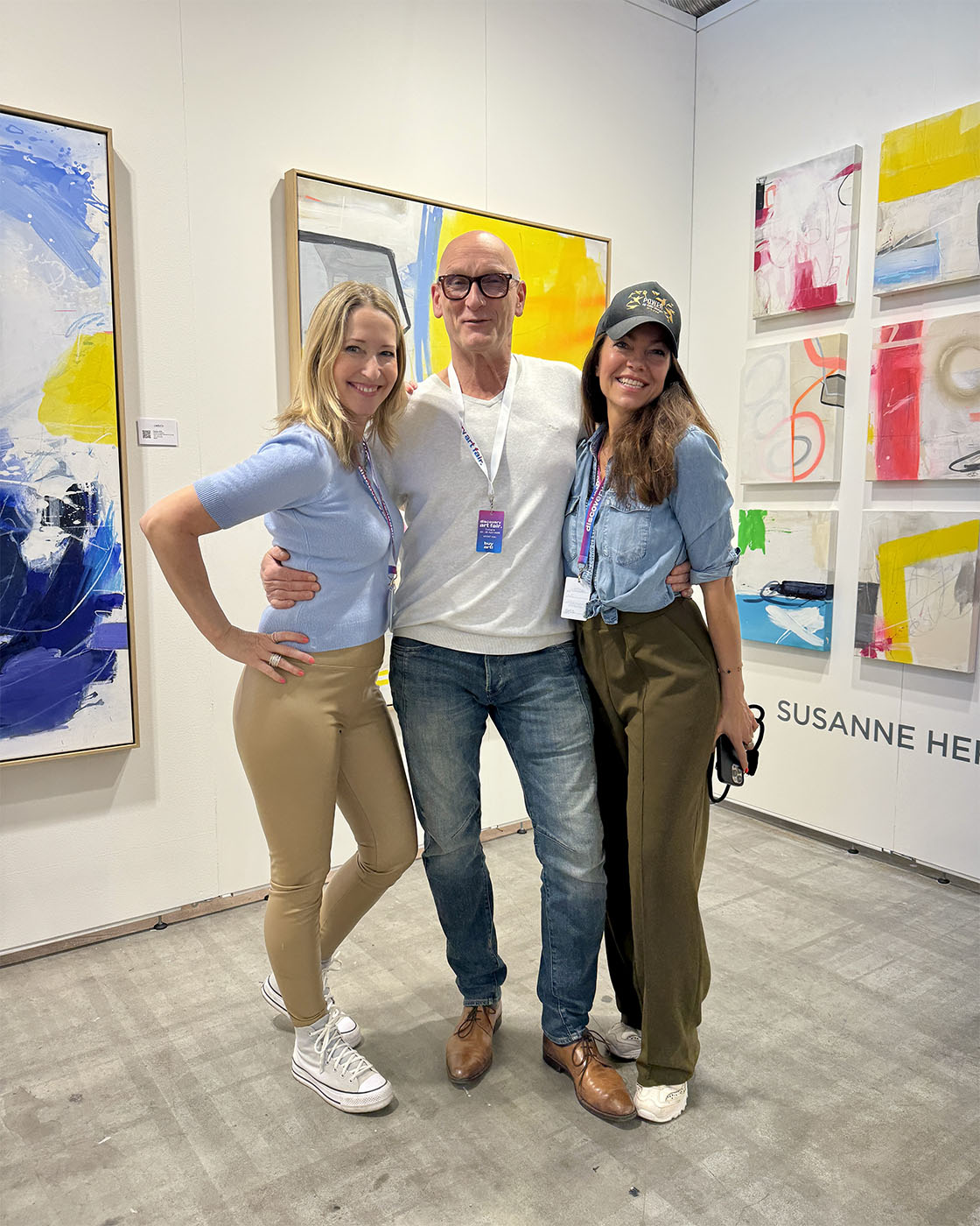 Susanne Herbold und Yvonne Voermans-Eiserfey mit Kai Brückner, Kurator der Discovery Art Fair Köln 2026, am Booth E10