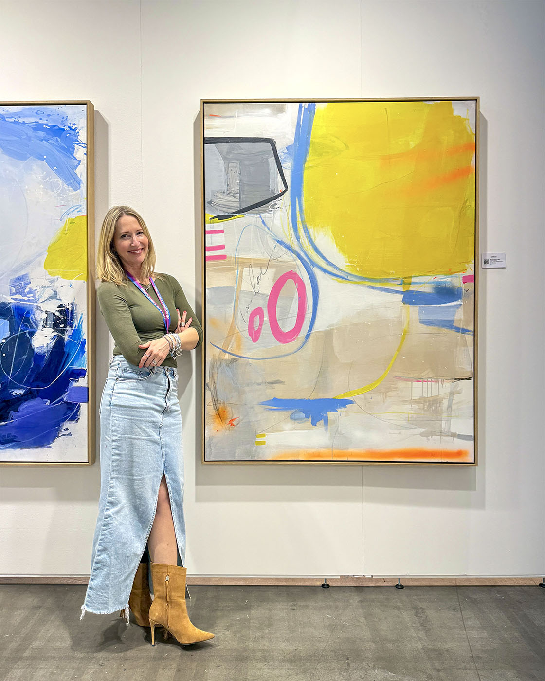 Susanne Herbold vor ihrem Werk „No Expectations" auf der Discovery Art Fair Köln 2026, Booth E10 im XPOST Köln