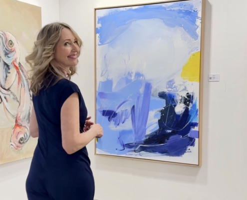 Susanne Herbold vor ihrem Werk „Paradox" am Booth E10, Discovery Art Fair Köln 2026