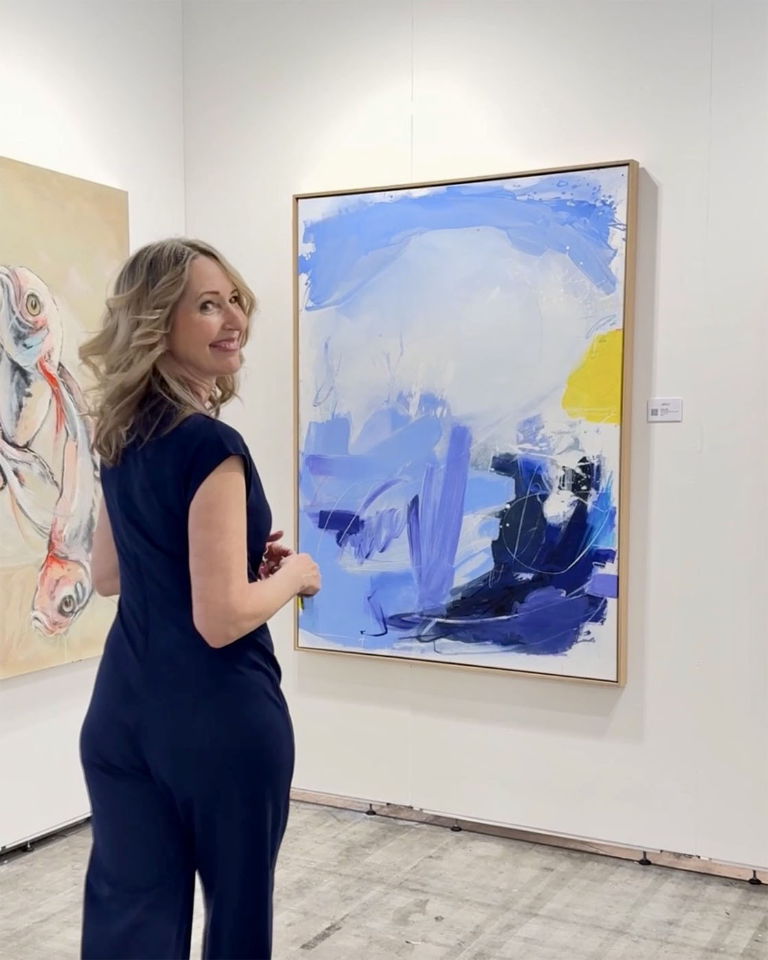 Susanne Herbold vor ihrem Werk „Paradox" am Booth E10, Discovery Art Fair Köln 2026