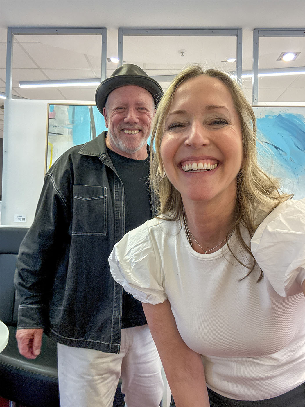 Susanne Herbold mit Künstler Peter Pichler auf der Kunstmeile Rodenkirchen 2026