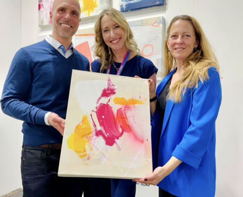 Susanne Herbold mit neuen Sammlern der RAW.-Serie auf der Discovery Art Fair Köln 2026