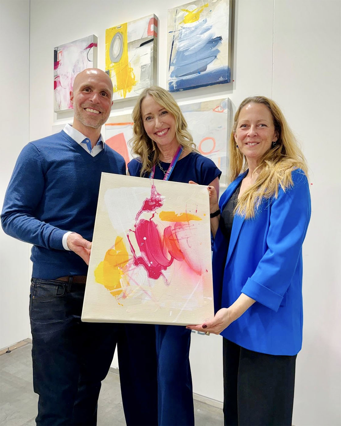 Susanne Herbold mit neuen Sammlern der RAW.-Serie auf der Discovery Art Fair Köln 2026