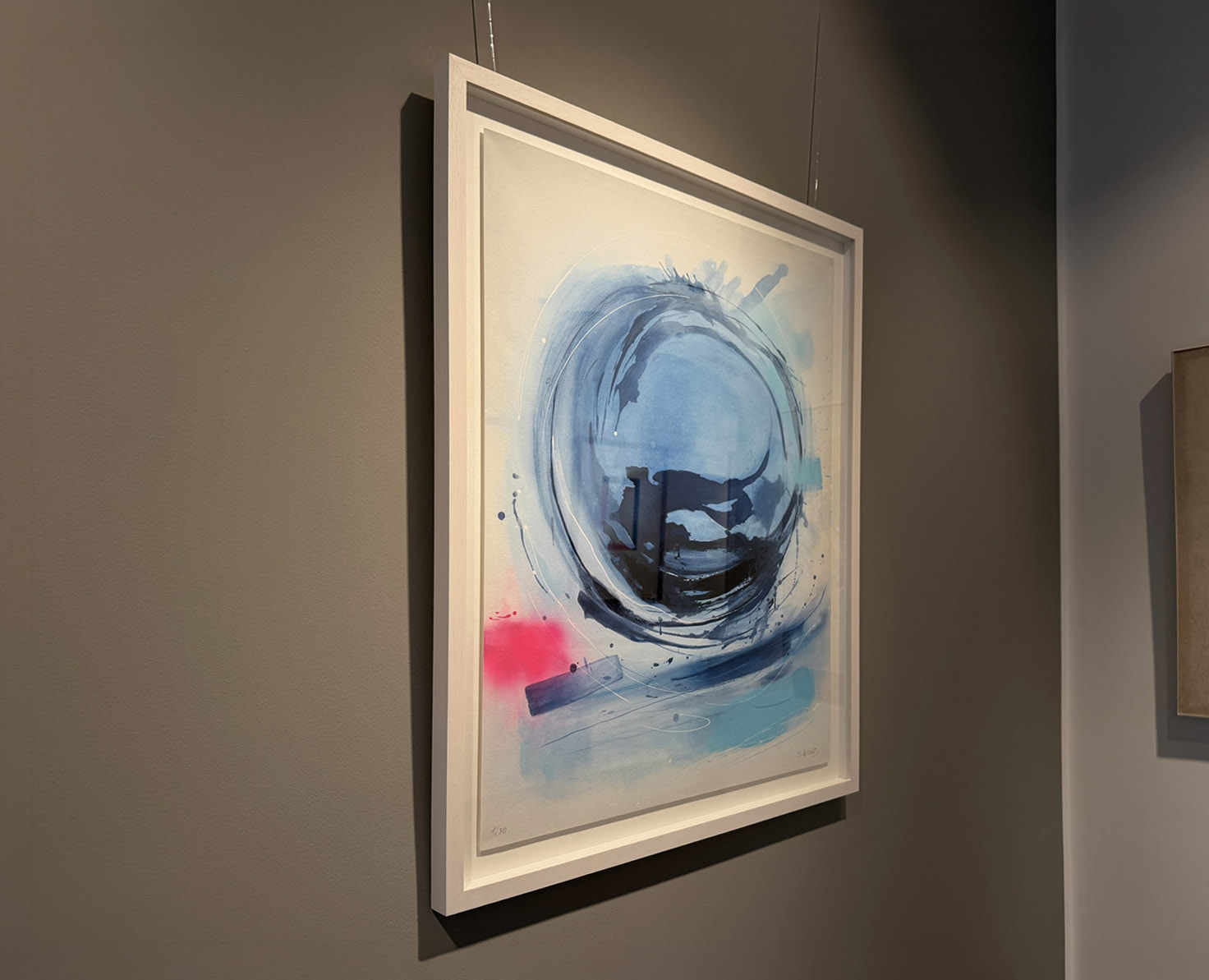 Seitenansicht der gerahmten Edition Untamed 1.0 von Susanne Herbold an grauer Wand